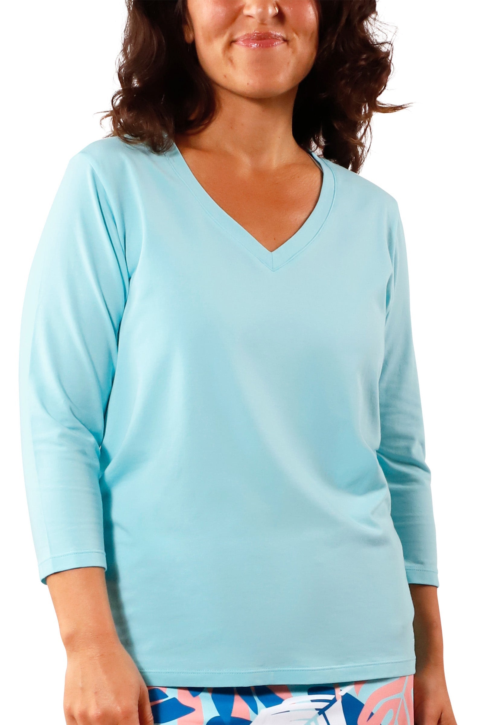 Women's 3/4 Sleeve V-Neck R&R Tee in Glacier|glacier