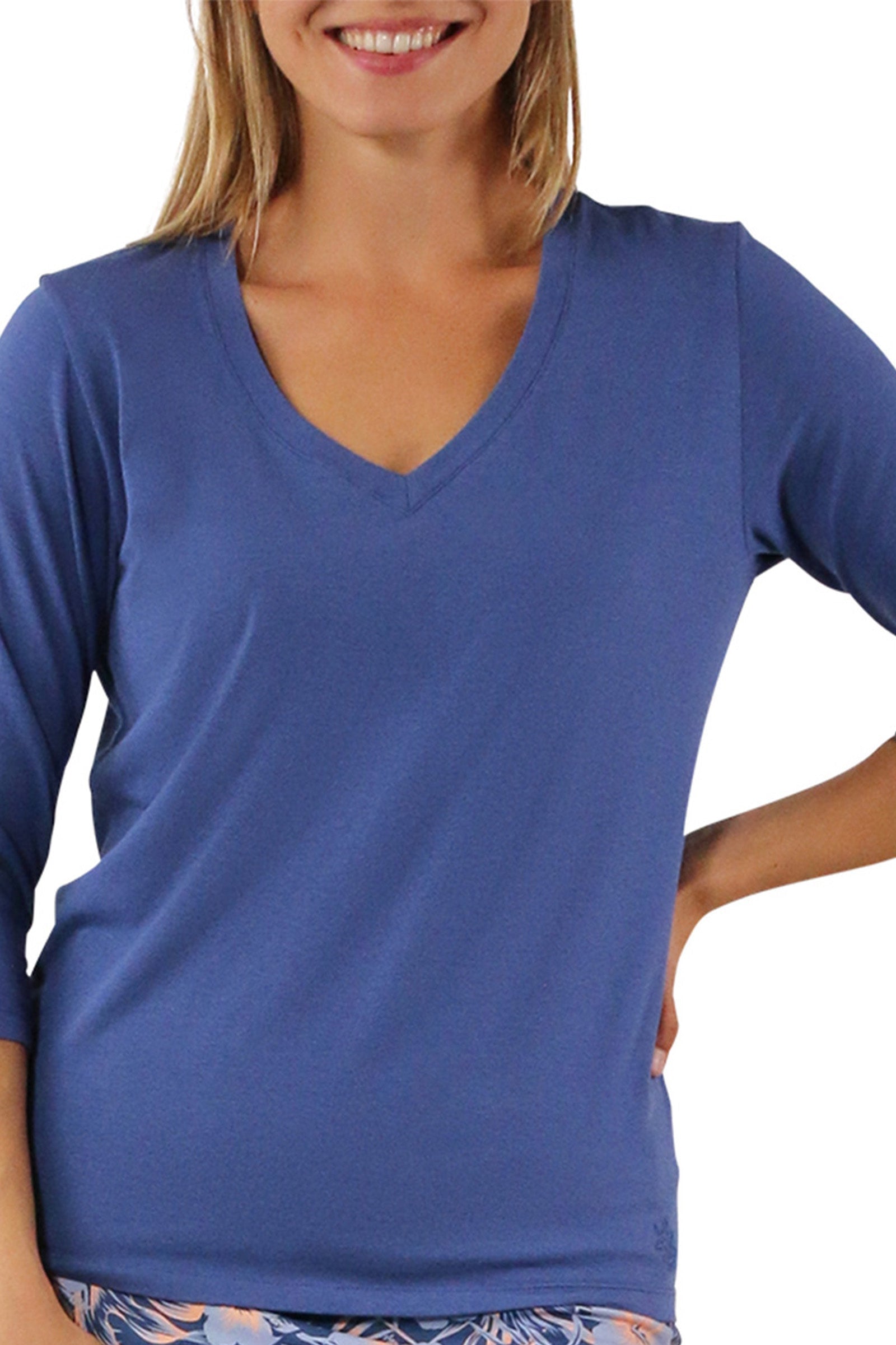 Women's 3/4 Sleeve V-Neck R&R Tee in Washed Navy|washed-navy