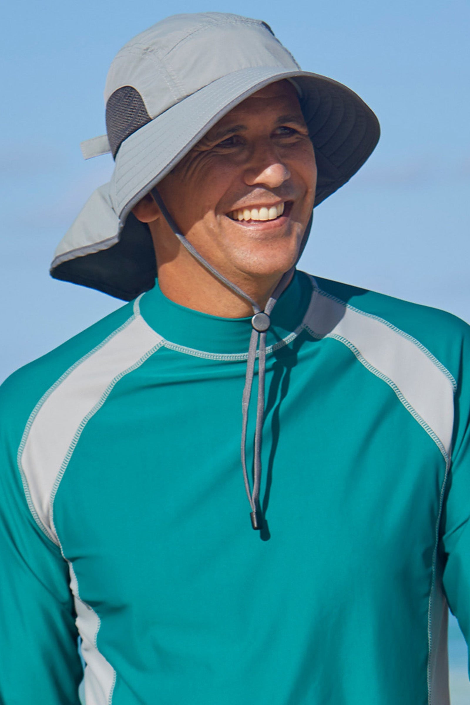 Man wearing the wide brim sun shade hat in belize steel grey|belize-steel-grey