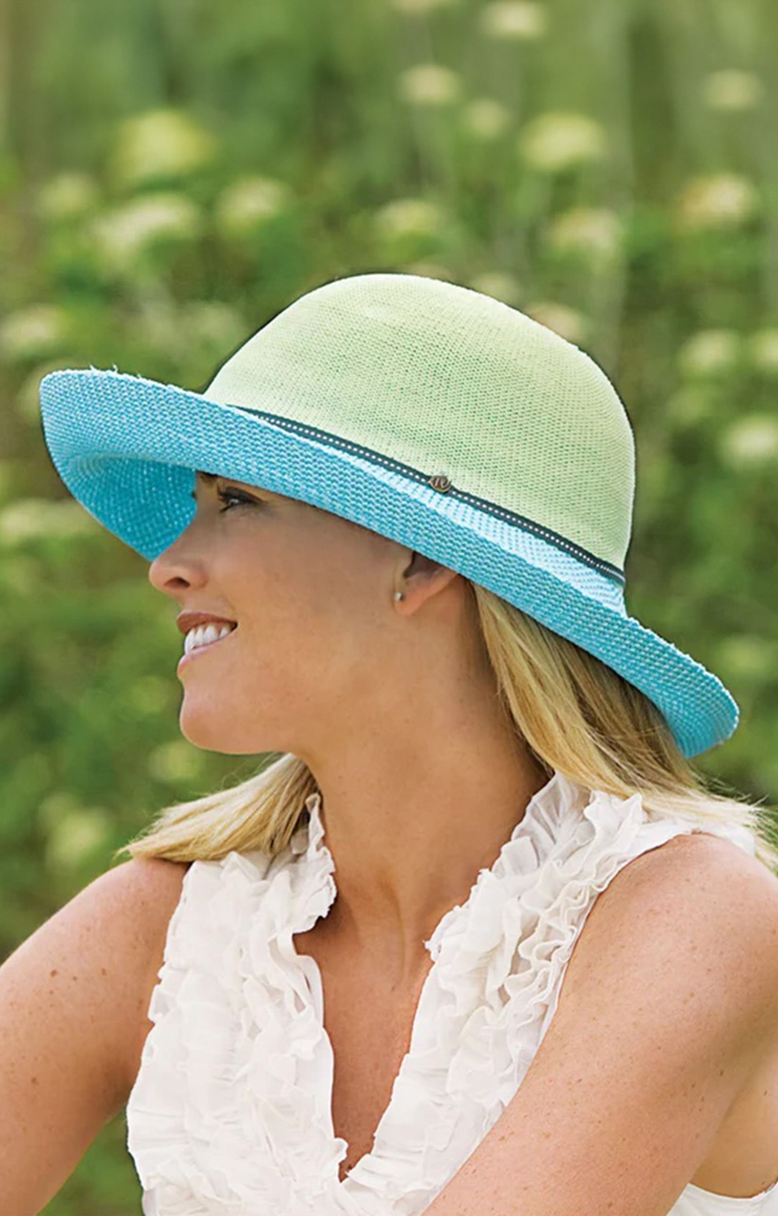 woman in UV Skinz's two toned women's sun hat|white-natural