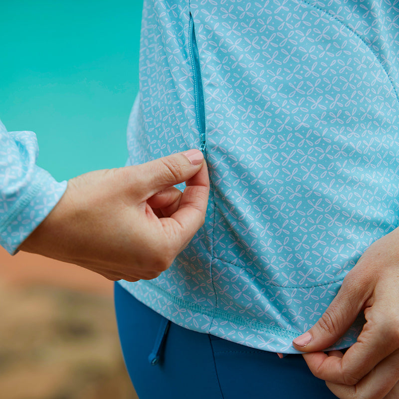 Close up of the zipper on the women's swim jacket in glacier daisy lattice|glacier-daisy-lattice